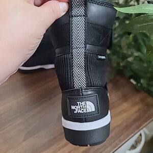 NORTH FACE WOMEN BOOT SIZE 6 LIKE NEW